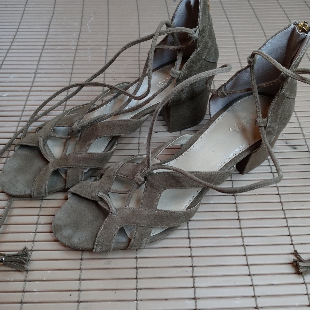 MICHAEL MICHAEL KORS MIRABEL SUEDE STRAPPY SANDALS - SIZE 10M TAN. A1pem